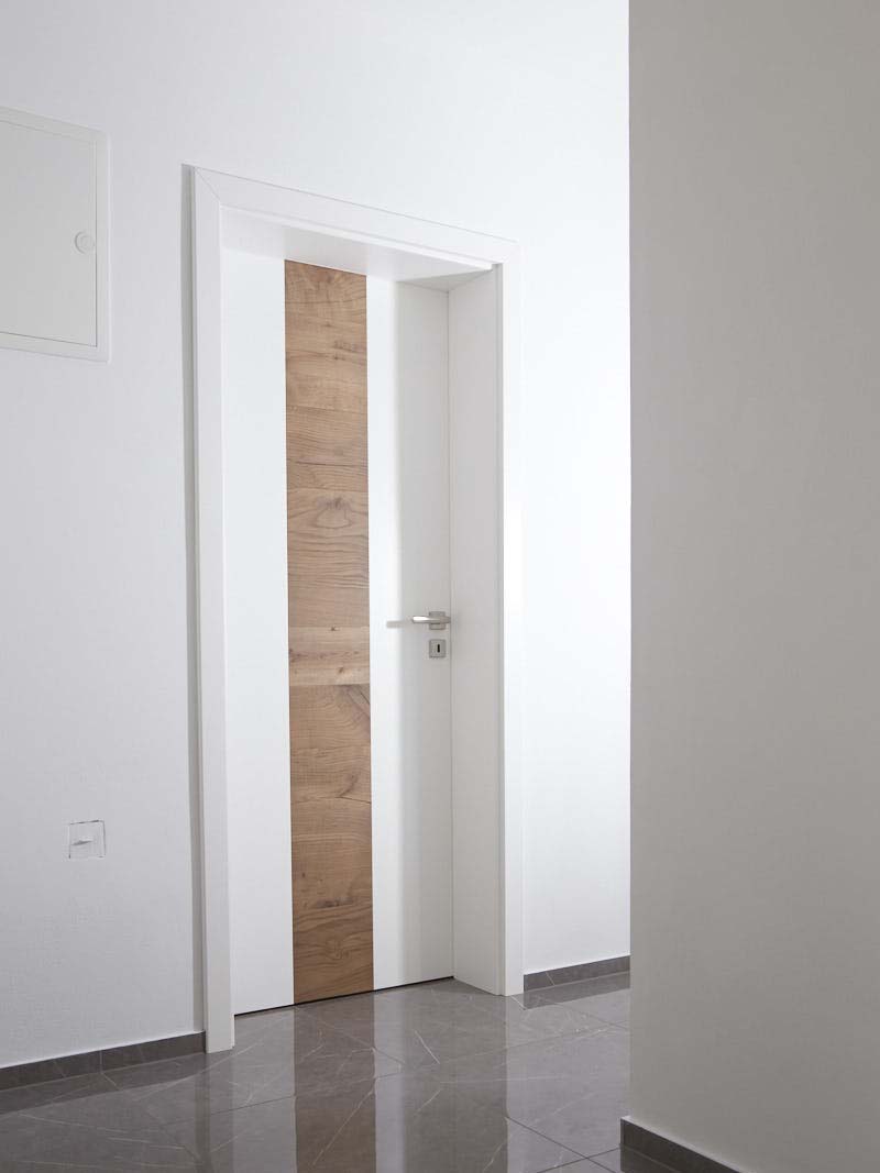 Moderne weisse Innentüren mit Holzeinlage
